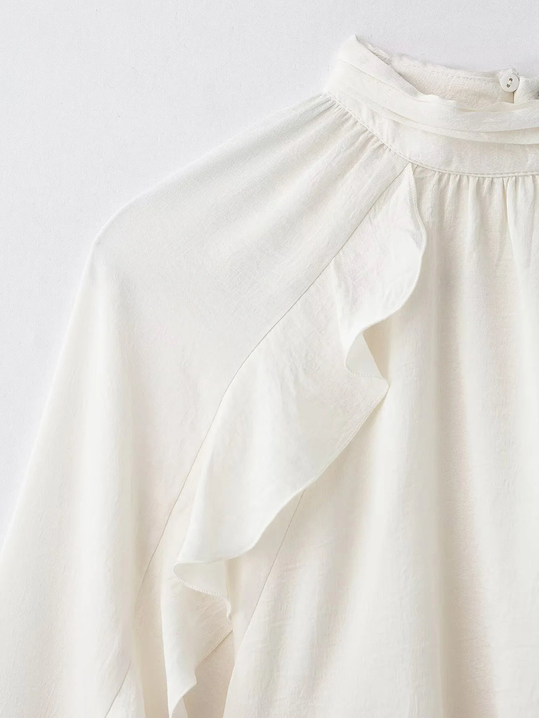 Blusa Romântica com Babados e Mangas Amplas