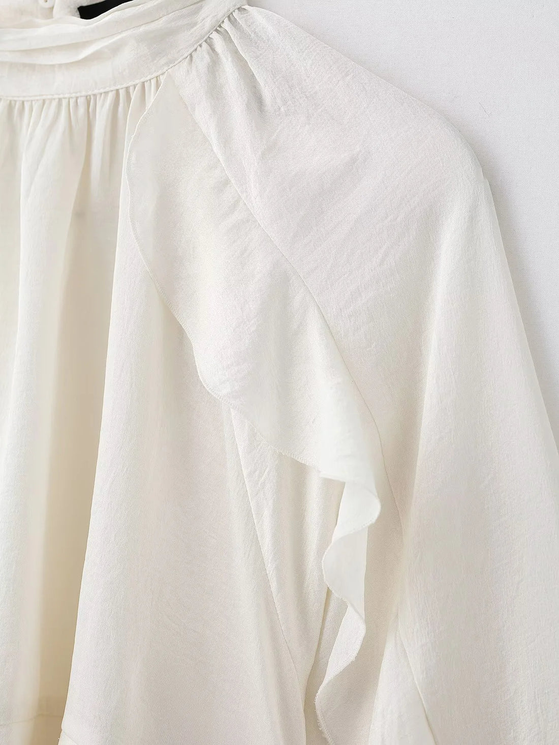 Blusa Romântica com Babados e Mangas Amplas